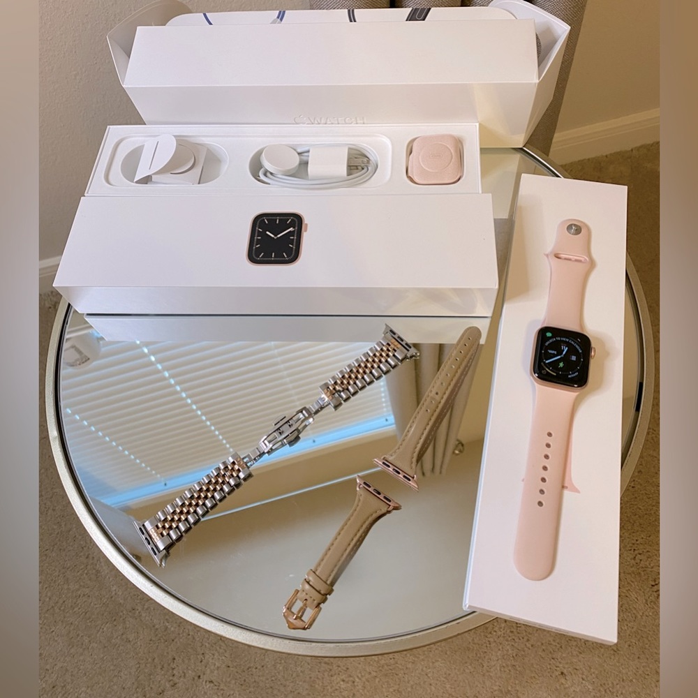 Apple Watch 5 Series 40mm Rose gold with original band and two additional bands